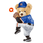 Urso fofo vestido de jogador de baseball, usando um boné azul com o número 01 e segurando uma luva de baseball, em uma pose de arremesso, com um ícone de coração ao lado.
