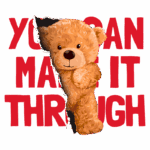 Imagem de um urso de pelúcia fofinho, sorrindo e com os braços cruzados, sobre um fundo com a frase motivacional "Você pode superar". Ideal para promover mensagens positivas e de encorajamento.