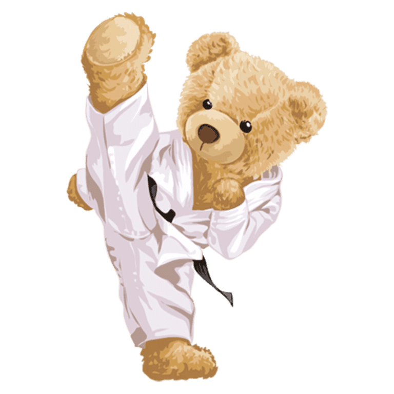 Urso de pelúcia vestido de karatê, executando um golpe de perna em um fundo verde.