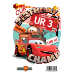Imagem de aniversário com temática de corridas, apresentando personagens inspirados no filme "Carros". O design destaca um carro vermelho, conhecido como Relâmpago McQueen, ao lado de um guincho, com placas que indicam "Carburetor County" e detalhes festivos como "Birthday Champ" e "Adventure". Ideal para festas de aniversário temáticas.