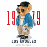 Ursinho estilizado com roupas de skate, óculos escuros e boné, segurando um skate, com o texto "1979 Los Angeles Skate Republic" em destaque.