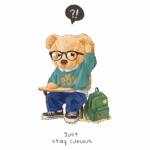 Ursinho curioso sentado em uma carteira escolar, levantando a mão com uma expressão inquisitiva. Ele usa óculos, uma camiseta verde com a palavra "BOY" e calças azuis, com uma mochila verde ao lado. A imagem transmite a mensagem de manter a curiosidade.
