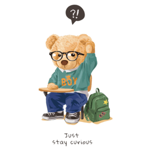 Ursinho curioso sentado em uma carteira escolar, levantando a mão com uma expressão inquisitiva. Ele usa óculos, uma camiseta verde com a palavra "BOY" e calças azuis, com uma mochila verde ao lado. A imagem transmite a mensagem de manter a curiosidade.