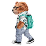 Ursinho estiloso usando óculos, camisa com estampa de folhas, calças largas e mochila verde, caminhando de lado. Ideal para produtos infantis ou moda infantil.