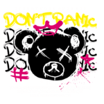 Design gráfico de uma camiseta streetwear com a frase "Don't Panic" e uma ilustração de um urso estilizado. O fundo apresenta cores vibrantes e um estilo urbano, ideal para fãs de moda alternativa.