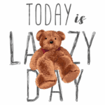 Urso de pelúcia fofo com a frase "Hoje é dia de preguiça" em estilo descontraído, ideal para transmitir uma sensação de conforto e relaxamento.