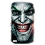 Rosto do personagem Joker com expressão sinistra, maquiagem branca, cabelo verde e sorriso maníaco, destacando olhos azuis expressivos e detalhes de textura facial. Ideal para temas de quadrinhos e cultura pop.