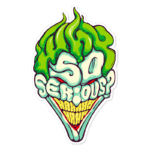 Ilustração colorida com a frase "Why So Serious?" em letras estilizadas, acompanhada por um sorriso macabro e cabelos verdes, evocando temas de humor sombrio e arte pop. Ideal para decoração de ambientes ou produtos relacionados a cultura geek e super-heróis.
