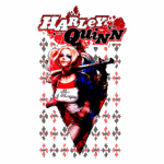 Imagem da personagem Harley Quinn, com cabelo loiro e pink, vestindo uma blusa branca com a frase "Daddy's Lil Monster" e segurando um bastão. O fundo apresenta um padrão de losangos em vermelho e preto, que são típicos da estética de quadrinhos da DC Comics.