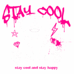 Urso de pelúcia estilizado com a frase "Stay Cool" em cores vibrantes e grafite, transmitindo uma mensagem de positividade e diversão. Ideal para decoração ou peças de vestuário.