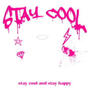 Urso de pelúcia estilizado com a frase "Stay Cool" em cores vibrantes e grafite, transmitindo uma mensagem de positividade e diversão. Ideal para decoração ou peças de vestuário.