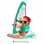 Ursinho estilizado praticando windsurf, usando óculos escuros e boné, em um fundo que retrata a sensação de verão e diversão aquática. A prancha de windsurf destaca o lema "Summer Tide" junto ao texto "# wind surfing".