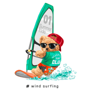 Ursinho estilizado praticando windsurf, usando óculos escuros e boné, em um fundo que retrata a sensação de verão e diversão aquática. A prancha de windsurf destaca o lema "Summer Tide" junto ao texto "# wind surfing".