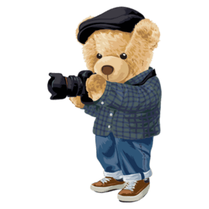 Urso de pelúcia segurando uma câmera fotográfica, vestindo uma camisa xadrez e boné, representando um fotógrafo divertido e amigável.