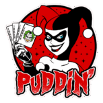 Ilustração da personagem Harley Quinn segurando cartas de baralho com a palavra "PUDDIN'" em destaque, em um fundo vermelho com estrelas. A imagem destaca o estilo caricatural e vibrante da vilã famosa do universo DC Comics.