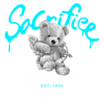 Ursinho de pelúcia segurando um arco e flecha, com a frase "Sacrifice yourself" em destaque, simbolizando sacrifício e altruísmo, estabelecido em 1999. Design moderno com cores vibrantes.