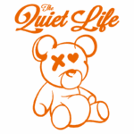 Ilustração do ursinho estilizado da marca The Quiet Life com olhos em formato de coração e um design minimalista em laranja. Ideal para produtos de moda e acessórios.