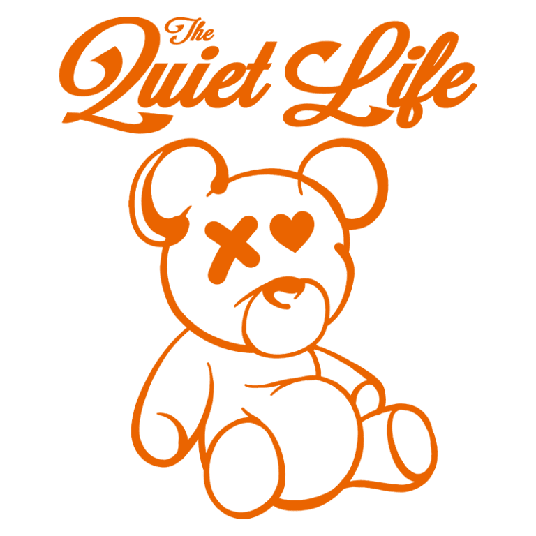 Ilustração do ursinho estilizado da marca The Quiet Life com olhos em formato de coração e um design minimalista em laranja. Ideal para produtos de moda e acessórios.