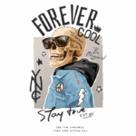 Imagem de um elegante esqueleto usando óculos escuros e uma jaqueta jeans, acompanhado por frases como "Forever Cool", "Stay True" e "Never Die". Elementos artísticos incluem estrelas e símbolos de paz, refletindo um estilo moderno e ousado.