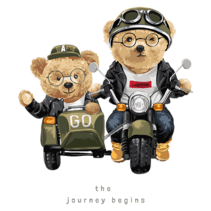Urso de pelúcia pilotando uma moto com um passageiro em um sidecar, ambos vestindo jaquetas de couro e óculos estilosos, simbolizando uma aventura divertida e amigável. Texto abaixo diz "the journey begins".