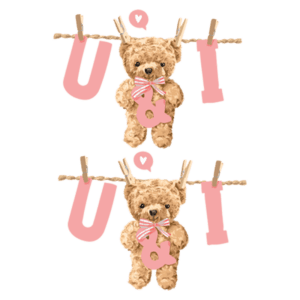 Ursinho de pelúcia fofo segurando letras decorativas "U", "&" e "I", pendurado em uma corda com prendedores, em um fundo verde. Ideal para temas de amor e amizade.