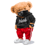Ursinho estilizado usando máscara, moletom preto com a palavra "helld", calças vermelhas esportivas e tênis brancos, representando um visual moderno e consciente.