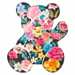 Ursinho estilizado com padrão de flores coloridas, incluindo rosas, lilases, e borboletas, sobre fundo preto, ideal para decoração de ambientes infantis ou presentes criativos.