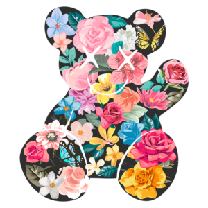 Ursinho estilizado com padrão de flores coloridas, incluindo rosas, lilases, e borboletas, sobre fundo preto, ideal para decoração de ambientes infantis ou presentes criativos.