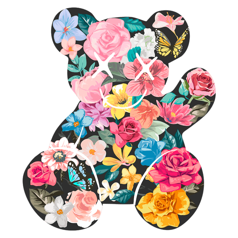 Ursinho estilizado com padrão de flores coloridas, incluindo rosas, lilases, e borboletas, sobre fundo preto, ideal para decoração de ambientes infantis ou presentes criativos.