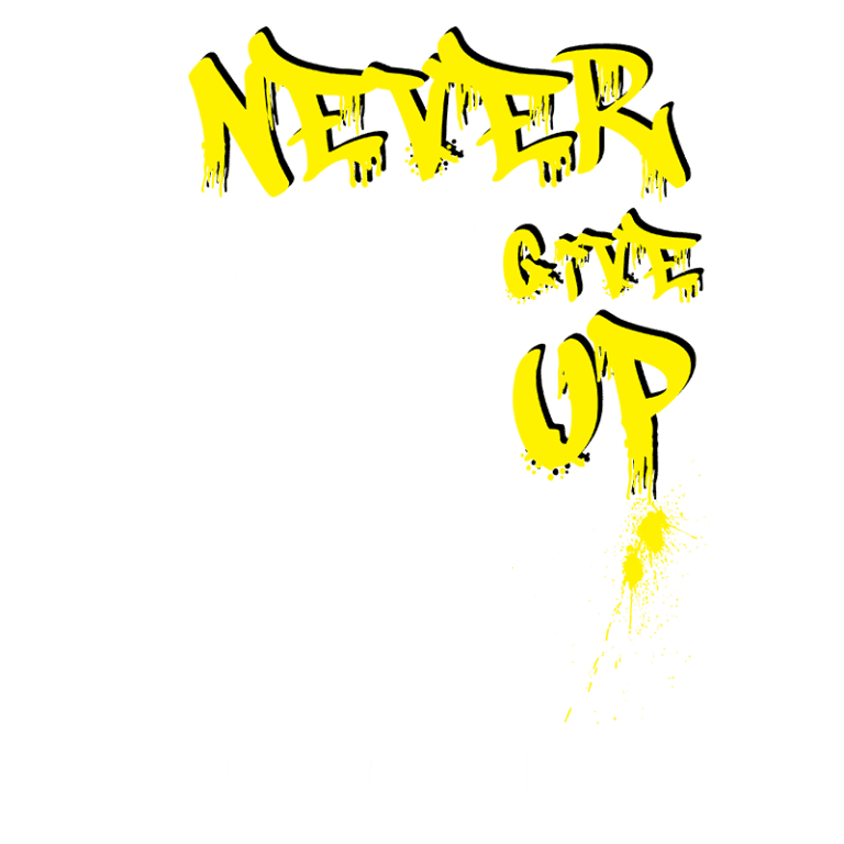 Ilustração de um urso de pelúcia estilizado com o texto "NEVER GIVE UP" em amarelo, representando uma mensagem de resiliência e determinação, ideal para roupas streetwear.