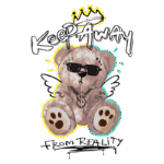 Ursinho estilizado com óculos escuros, tatuagens e asas, acompanhado da frase "Keep Away From Reality" e uma coroa acima dele. Design moderno e criativo, ideal para moda urbana ou decoração juvenil.