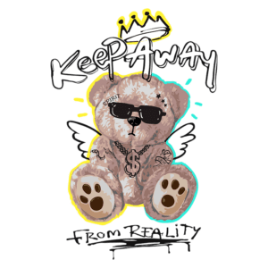Ursinho estilizado com óculos escuros, tatuagens e asas, acompanhado da frase "Keep Away From Reality" e uma coroa acima dele. Design moderno e criativo, ideal para moda urbana ou decoração juvenil.