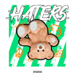 Imagem de camiseta com estampa de urso de pelúcia e a palavra "HATERS". Design colorido com mensagens sobre liberdade, autoconfiança e positividade, destacando frases como "Acredite em si mesmo e não se importe com os haters". Ideal para moda streetwear.