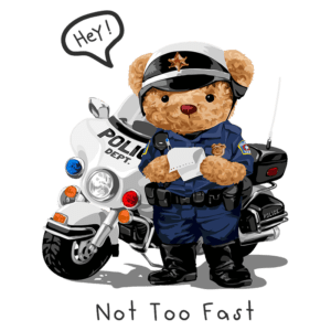 Ursinho policial em uma moto da polícia, segurando um bloco de anotações, com a frase "Not Too Fast" abaixo. O personagem é fofo e transmite uma mensagem de segurança no trânsito.