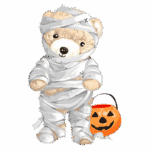Urso de pelúcia vestido de múmia com bandagens brancas e um balde laranja de Halloween ao lado. Ideal para temas de festa de Halloween e decoração infantil.