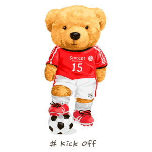 Ursinho de pelúcia vestido com uniforme de futebol, chuteiras vermelhas, em cima de uma bola de futebol, com a inscrição "Soccer Play Hard" e o número 15.