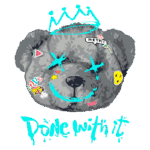 Ilustração de um urso de pelúcia estilizado com adesivos coloridos e uma coroa, acompanhado da frase "Done with it". A arte combina elementos de cultura pop com um design moderno e divertido.