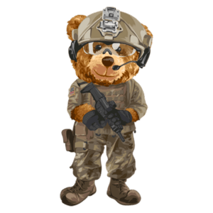 Ursinho vestido de soldado, usando uniforme camuflado, capacete e fones de ouvido, segurando uma arma, em estilo cartoon.