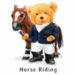 Ursinho de pelúcia vestido de cavaleiro ao lado de um cavalo, simbolizando a prática de hipismo.