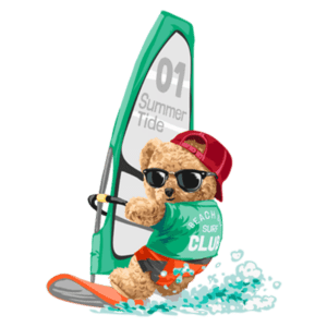 Ursinho surfista em uma prancha de windsurf, usando óculos escuros e boné, com uma camiseta verde do clube de surf, navegando em águas agitadas com espuma ao redor.