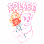 Desenho de um urso de pelúcia segurando uma rosa em chamas, com o texto "SOLACE" estilizado acima. O urso tem uma expressão desafiadora e detalhes de costura visíveis, criando um contraste entre o suave e o agressivo. Ideal para produtos de moda alternativa.