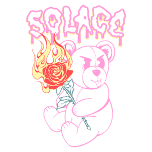 Desenho de um urso de pelúcia segurando uma rosa em chamas, com o texto "SOLACE" estilizado acima. O urso tem uma expressão desafiadora e detalhes de costura visíveis, criando um contraste entre o suave e o agressivo. Ideal para produtos de moda alternativa.