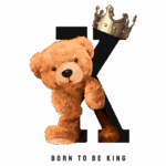 Imagem de um ursinho de pelúcia laranja com coroa ao lado da letra "K". Abaixo, a frase "Born to be King", que sugere um tema infantil e de realeza. Ideal para produtos ou marcas voltadas para crianças.