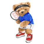 Urso de pelúcia jogando tênis, vestindo uma camiseta azul, calças brancas e tênis vermelhos, segurando uma raquete de tênis.