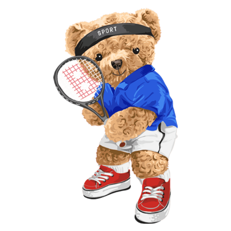 Urso de pelúcia jogando tênis, vestindo uma camiseta azul, calças brancas e tênis vermelhos, segurando uma raquete de tênis.