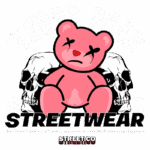 Ilustração de um urso de pelúcia rosa com expressão triste, cercado por crânios, com a frase "Teddy Bear Streetwear". O design reflete um estilo urbano e alternativo, ideal para moda streetwear.
