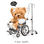 Ursinho de pelúcia sentado em uma cadeira de rodas, com membros imobilizados e um soro ao lado. O ursinho segura uma faixa na cabeça e exibe a mensagem "Be Patient". A imagem transmite uma mensagem de cuidado e paciência durante a recuperação, simbolizando o ditado "Time Heals". Ideal para temas de saúde e bem-estar.