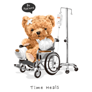 Ursinho de pelúcia sentado em uma cadeira de rodas, com membros imobilizados e um soro ao lado. O ursinho segura uma faixa na cabeça e exibe a mensagem "Be Patient". A imagem transmite uma mensagem de cuidado e paciência durante a recuperação, simbolizando o ditado "Time Heals". Ideal para temas de saúde e bem-estar.