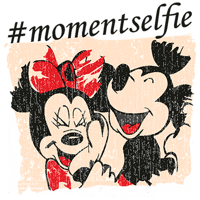Ilustração divertida do Mickey e da Minnie Mouse sorrindo e tirando uma selfie, com a hashtag #momentselfie destacada. Perfeita para celebrações e momentos alegres da cultura pop.