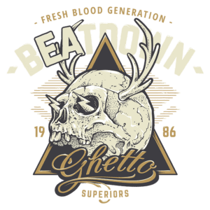 Design de camiseta com arte gráfica que apresenta um crânio decorado com chifres, rodeado por elementos de estilo vintage. O texto inclui "BEATDOWN", "Ghetto" e "Fresh Blood Generation", com a data "1986" destacada. Ideal para fãs de moda alternativa e streetwear.